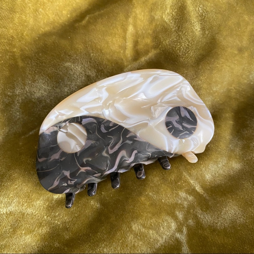 Lisa Says Gah Yin Yang Hair Claw